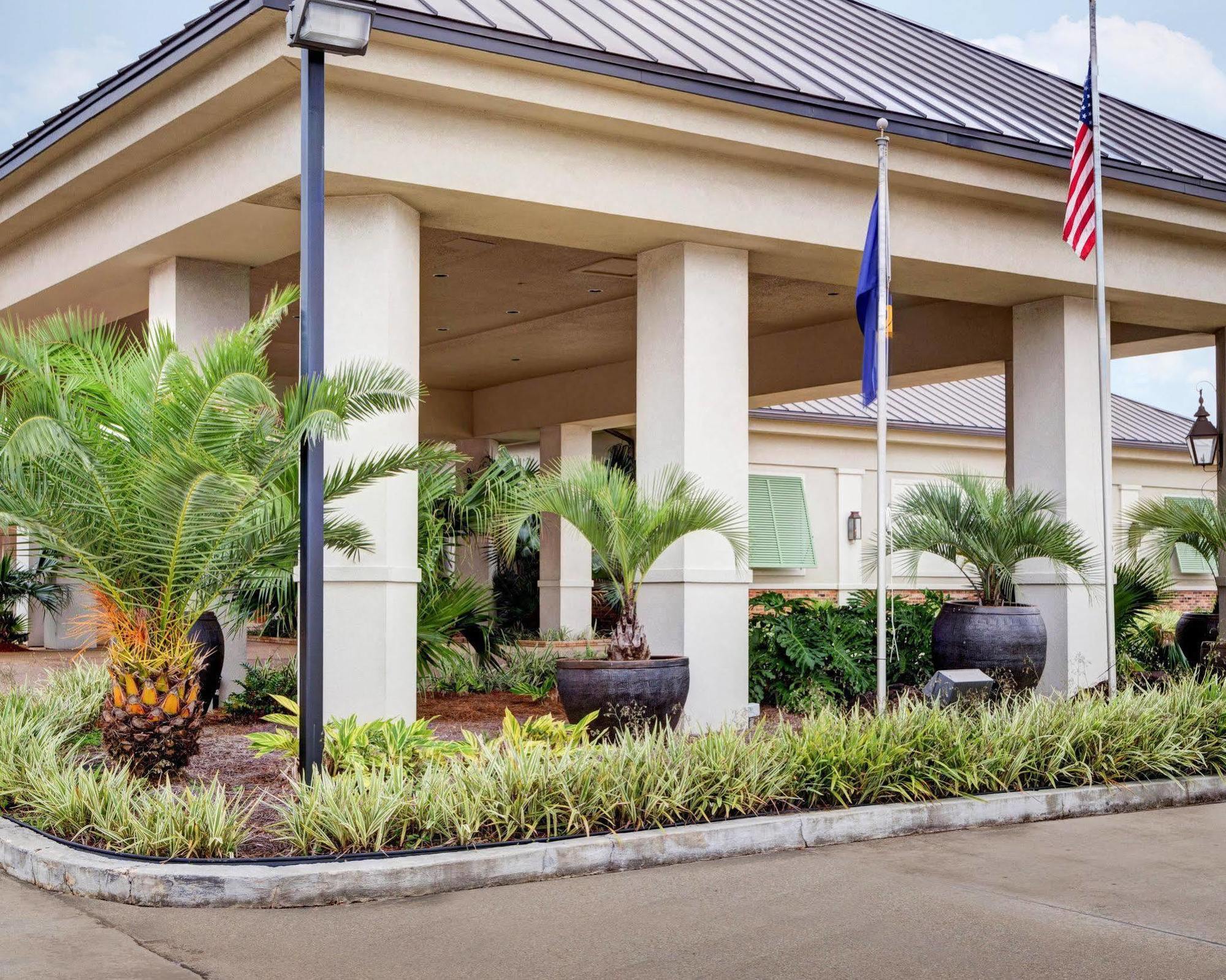 Clarion Inn & Suites Conference Center Covington Exterior photo